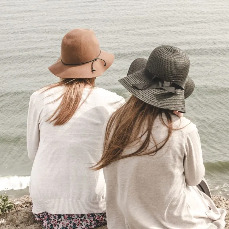 beach, hats, women-1868132.jpg